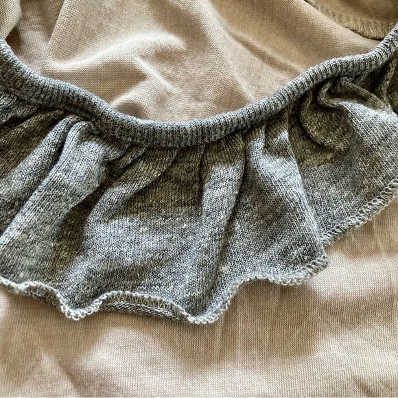 NEW Chaser Jersey Ruffle Open Shoulder Hi Lo Shirttail Tee in Tan Gray Size M - Picture 6 of 13